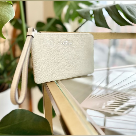 NWT Coach Light Sage / Pale Mint Green Corner Zip Wristlet - Picture 6 of 6